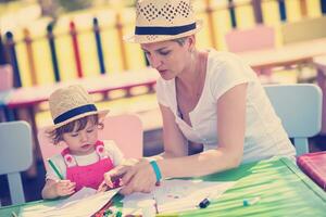 mutter und kleine tochter zeichnen bunte bilder foto