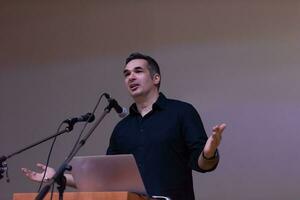 geschäftsmann, der präsentationen im konferenzraum gibt foto