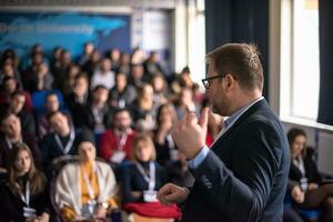 geschäftsmann, der präsentationen im konferenzraum gibt foto