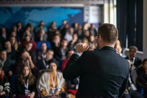 geschäftsmann, der präsentationen im konferenzraum gibt foto