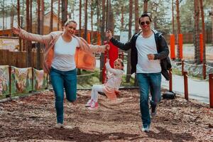 Familie Spaß im das Park. glücklich Familie Ausgaben Zeit im Park und spielen mit ihr Tochter foto