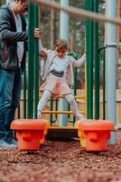 Familie Zeit im das Park. Vater haben Spaß mit seine Tochter im das Park, spielen Spaß Spiele und Ausgaben Zeit zusammen foto