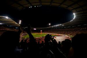 Fußballfans unterstützen ihre Lieblingssportmannschaft foto