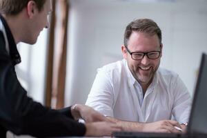 Startup-Business-Team beim Treffen im Büro foto