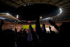 Fußballfans unterstützen ihre Lieblingssportmannschaft foto