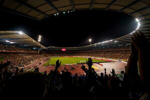 Fußballfans unterstützen ihre Lieblingssportmannschaft foto