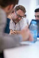 Startup-Business-Team beim Treffen im Büro foto