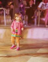 kleines Mädchen tanzt in der Kinderdisco foto