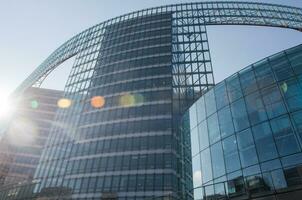 Bürogebäude aus Glas in Brüssel foto