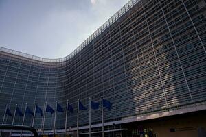 europäisch Flaggen im Vorderseite von das Berlaymont Gebäude foto