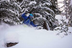 Freeride-Skifahrer beim Skifahren foto