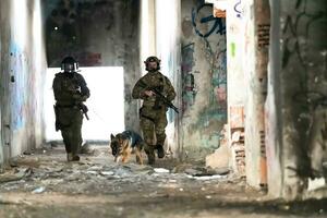 modern Krieg Soldaten mit Militär- Arbeiten Hund im Aktion auf das Schlachtfeld. foto