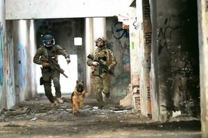 modern Krieg Soldaten mit Militär- Arbeiten Hund im Aktion auf das Schlachtfeld. foto