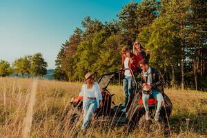 Gruppe jung glücklich Menschen genießen schön sonnig Tag während Fahren ein aus Straße Buggy Auto auf Berg Natur foto