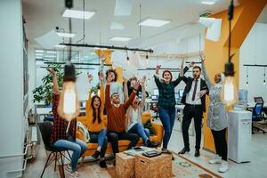 Gruppe von Geschäft Menschen werfen Papier im Luft beim modern Anfang Büro, Mannschaft Erfolg und Job erledigt Konzept foto