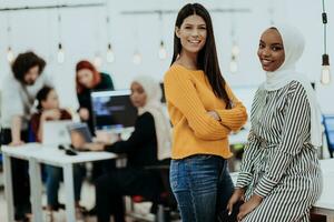 multiethnisch Anfang Geschäft Menschen Mannschaft Porträt beim modern Coworking Büro Raum foto