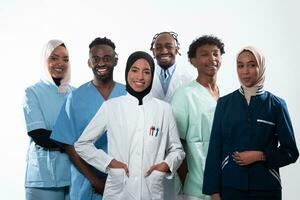 Mannschaft oder Gruppe von ein Arzt, Krankenschwester und medizinisch Fachmann Mitarbeiter Stehen zusammen. Porträt von vielfältig Gesundheitswesen Arbeitskräfte suchen zuversichtlich. Mitte östlichen und afrikanisch, Muslim medizinisch Team. foto