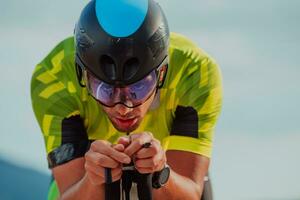 schließen oben Foto von ein aktiv Triathlet im Sportbekleidung und mit ein schützend Helm Reiten ein Fahrrad. selektiv Fokus