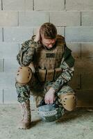 psychisch Probleme im Soldaten. das Soldat hat psychologisch Probleme während auf das Schlachtfeld foto
