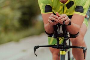 schließen oben Foto von ein aktiv Triathlet im Sportbekleidung und mit ein schützend Helm Reiten ein Fahrrad. selektiv Fokus