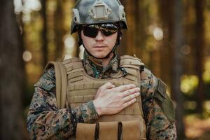 Heer Soldat schwören mit Hand auf Herz foto