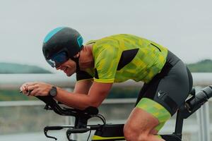 schließen oben Foto von ein aktiv Triathlet im Sportbekleidung und mit ein schützend Helm Reiten ein Fahrrad. selektiv Fokus