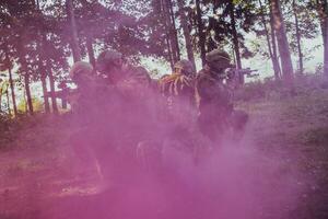 ein Gruppe von modern Krieg Soldaten ist Kampf ein Krieg im gefährlich Fernbedienung Wald Bereiche. ein Gruppe von Soldaten ist Kampf auf das Feind Linie mit modern Waffen. das Konzept von Krieg und Militär- Konflikte foto