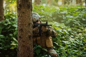 ein modern Krieg Soldat auf Krieg Pflicht im dicht und gefährlich Wald Bereiche. gefährlich Militär- Rettung Operationen foto