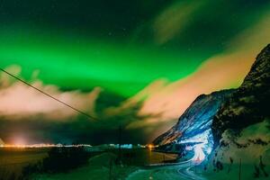 tolle Anzeige von Nord Beleuchtung gesehen im das Norden mit ein hell Grün Band Tanzen über das Himmel mit ein atemberaubend Log Kabine Hütte unter. foto