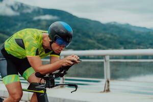 schließen oben Foto von ein aktiv Triathlet im Sportbekleidung und mit ein schützend Helm Reiten ein Fahrrad. selektiv Fokus