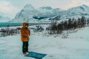 ein Muslim Reisen durch Arktis kalt Regionen während durchführen das Muslim Gebet namaz während geht kaputt foto