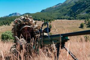 Heer Soldat halten Scharfschütze Gewehr mit Umfang und Zielen im Wald. Krieg, Armee, Technologie und Menschen Konzept foto