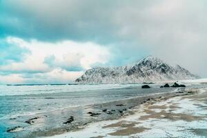 Norwegen Küste im Winter mit Schnee schlechtem bewölktem Wetter foto