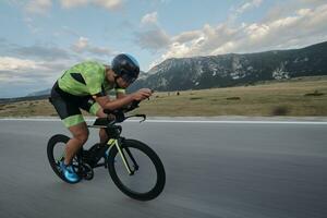 triathlon-sportler, der fahrrad fährt foto