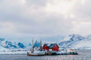 traditionelle norwegische Fischerhütten und Boote foto