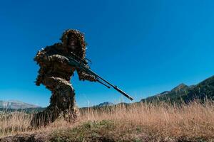 Heer Soldat halten ein Scharfschütze Gewehr mit Umfang und Gehen im das Wald. Krieg, Armee, Technologie und Menschen Konzept. foto