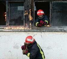 Feuerwehrmann Held Tragen Baby Mädchen aus von Verbrennung Gebäude Bereich von Feuer Vorfall. Rettung Menschen von gefährlich Platz foto