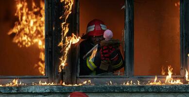 Feuerwehrmann Held Tragen Baby Mädchen aus von Verbrennung Gebäude Bereich von Feuer Vorfall. Rettung Menschen von gefährlich Platz foto