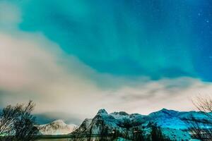 tolle Anzeige von Nord Beleuchtung gesehen im das Norden mit ein hell Grün Band Tanzen über das Himmel mit ein atemberaubend Log Kabine Hütte unter. foto