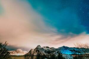 tolle Anzeige von Nord Beleuchtung gesehen im das Norden mit ein hell Grün Band Tanzen über das Himmel mit ein atemberaubend Log Kabine Hütte unter. foto