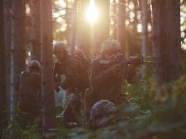 Soldatentrupp der modernen Kriegsführung im Kampf foto