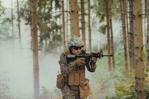 ein modern Krieg Soldat auf Krieg Pflicht im dicht und gefährlich Wald Bereiche. gefährlich Militär- Rettung Operationen foto