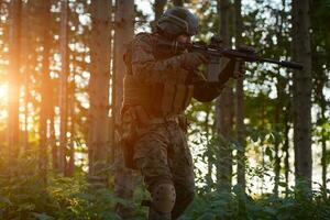 soldat in aktion, der auf waffenlaservisieroptik abzielt foto