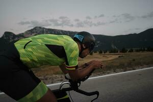 triathlon-sportler, der fahrrad fährt foto