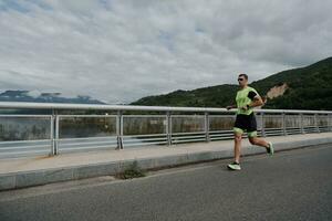 Triathlonsportler, der auf der Straße läuft foto