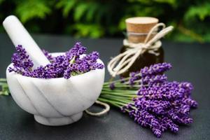 Alternativmedizin mit frischem Lavendel foto