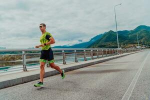 ein Athlet Laufen ein Marathon- und vorbereiten zum seine Wettbewerb. Foto von ein Marathon- Läufer Laufen im ein städtisch Umgebung