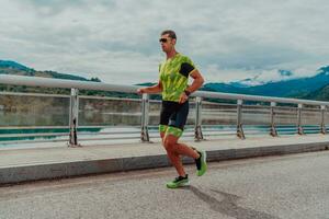 ein Athlet Laufen ein Marathon- und vorbereiten zum seine Wettbewerb. Foto von ein Marathon- Läufer Laufen im ein städtisch Umgebung