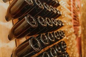 Wein oder Cognac Fässer im das Keller von das Weingut, hölzern Wein Fässer im Perspektive. Wein Gewölbe.vintage Eiche Fässer von Kunst Bier oder Brandy. foto