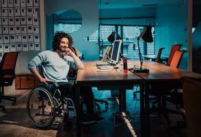 Geschäftsmann mit ein Behinderung im Rollstuhl Arbeiten im Laufe der Zeit allein beim seine Schreibtisch im ein Büro spät beim Nacht foto